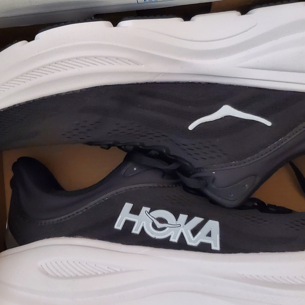 New HOKA Men's Everyday Running Sneakers Black & White BONDI 9 Size 10.5 NWT NIB - Picture 4 of 13